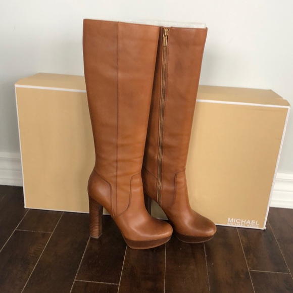 Michael Kors - Lesley boots - size 5.5 comes w/box - Picture 2 of 7
